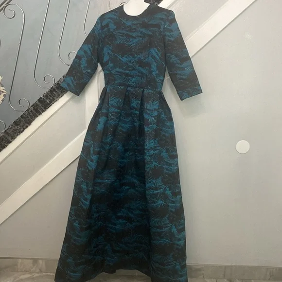 Beautiful mature gown - Picture 2 of 3